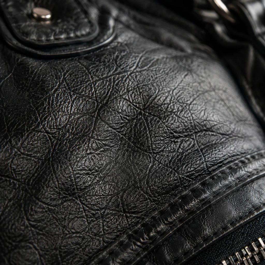 Wandelbare Hobo Tasche Schwarz – Detailaufnahme der Verarbeitung