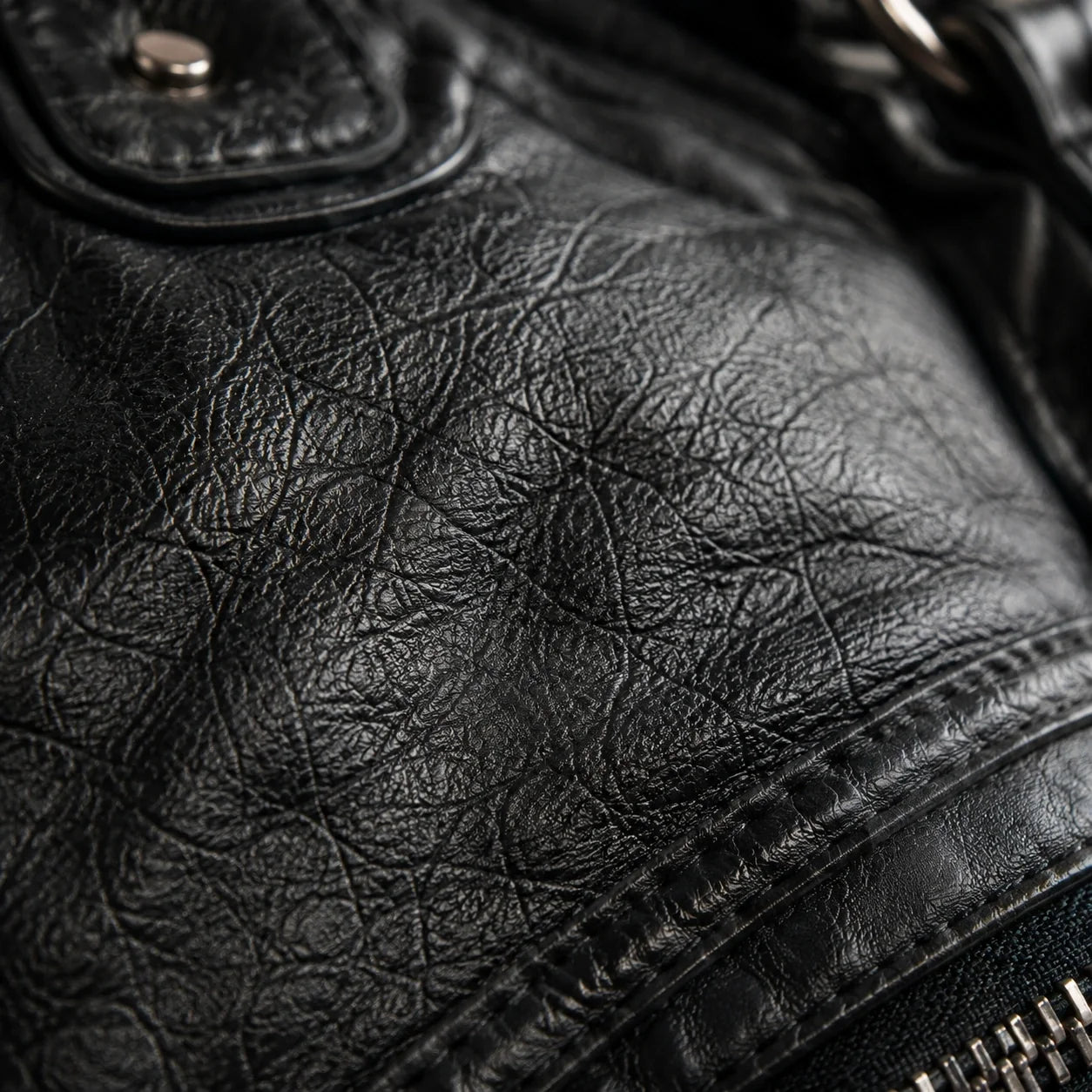 Wandelbare Hobo Tasche Schwarz – Detailaufnahme der Verarbeitung