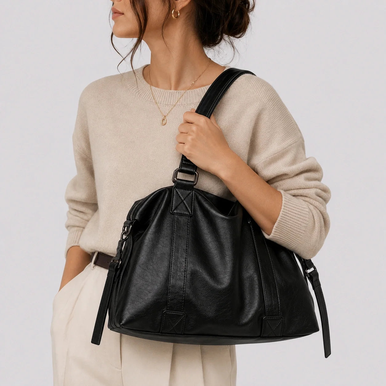 Große Shopper Tasche Schwarz – Nahaufnahme am Model getragen