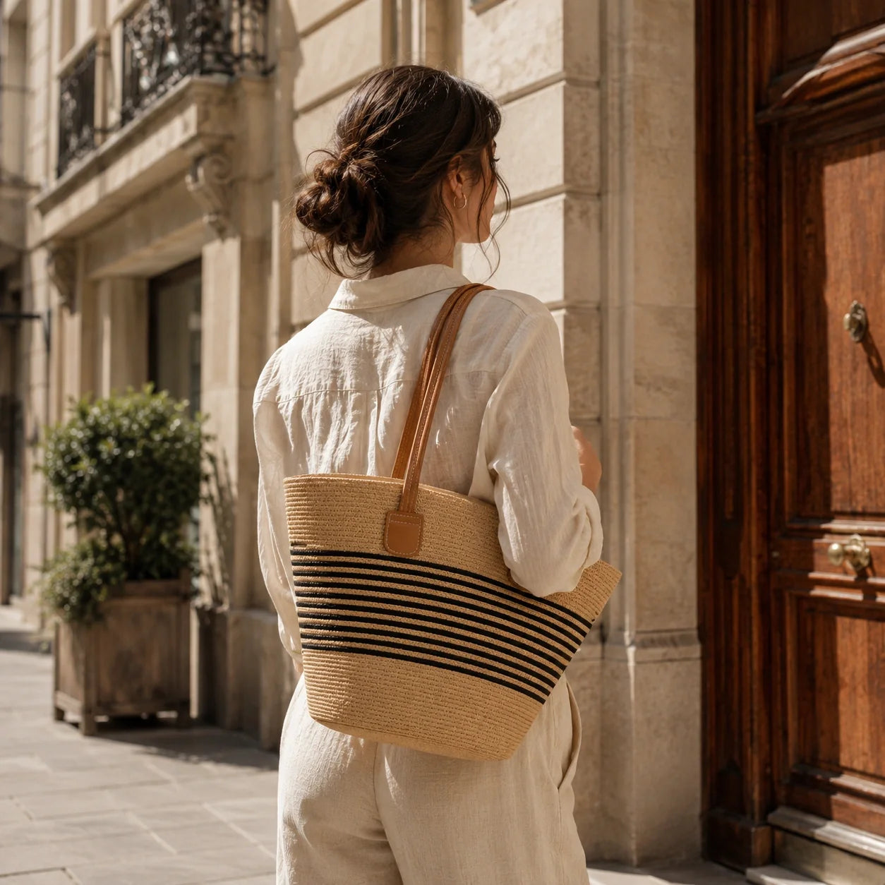 Stroh Tote Bag Naturell – Lifestyle-Aufnahme getragen