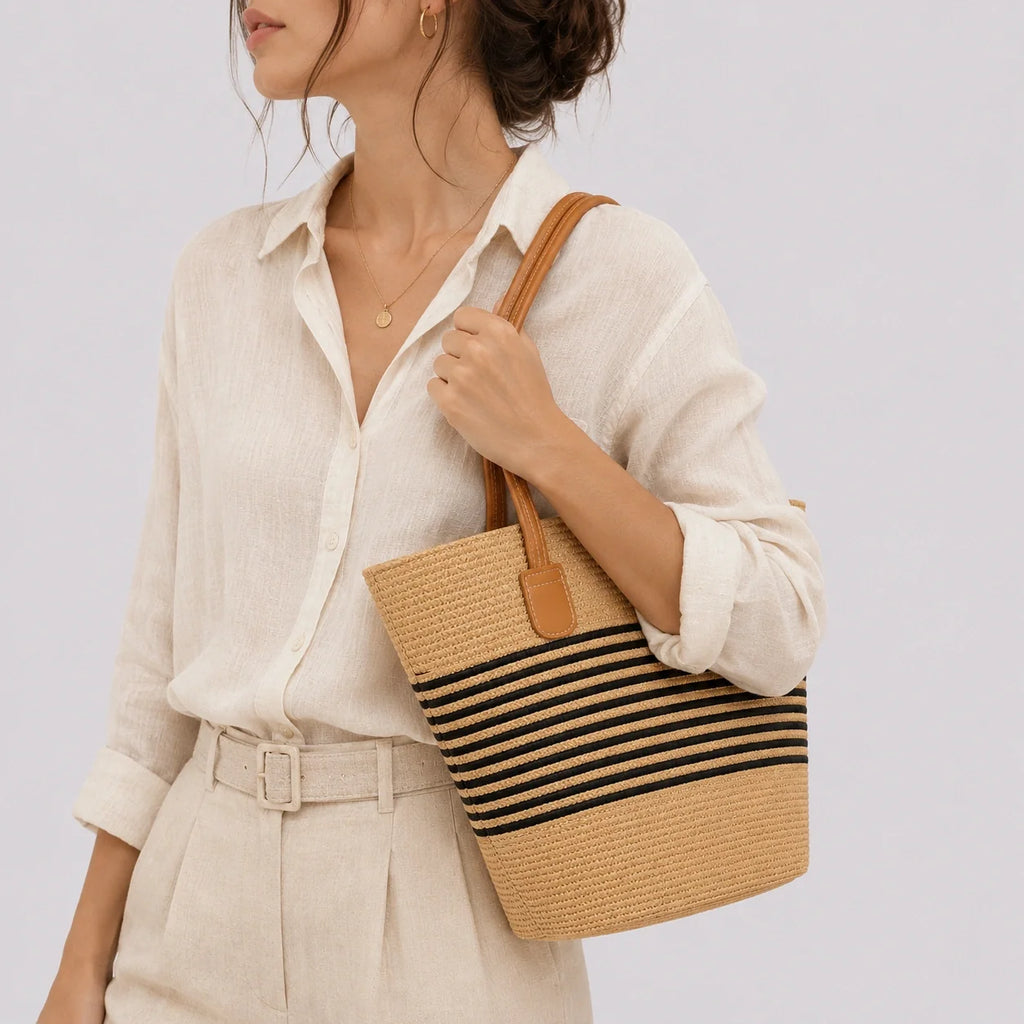 Stroh Tote Bag Naturell – Nahaufnahme am Model getragen