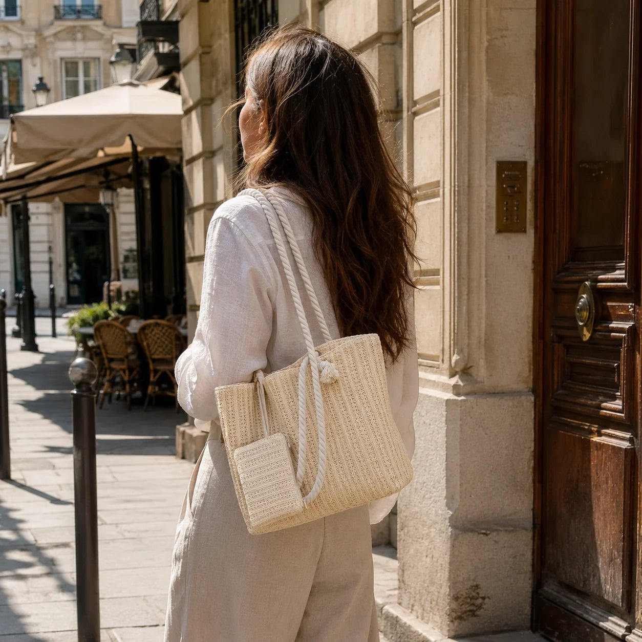 Große Strohtasche Creme XXL – Lifestyle-Aufnahme getragen