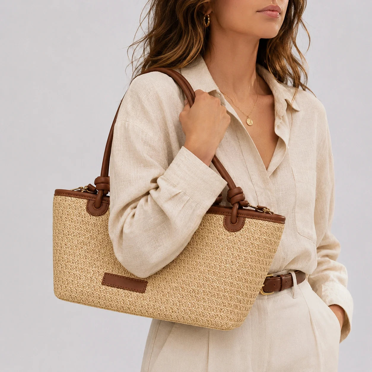Mini Tote Bag Naturell – Nahaufnahme am Model getragen