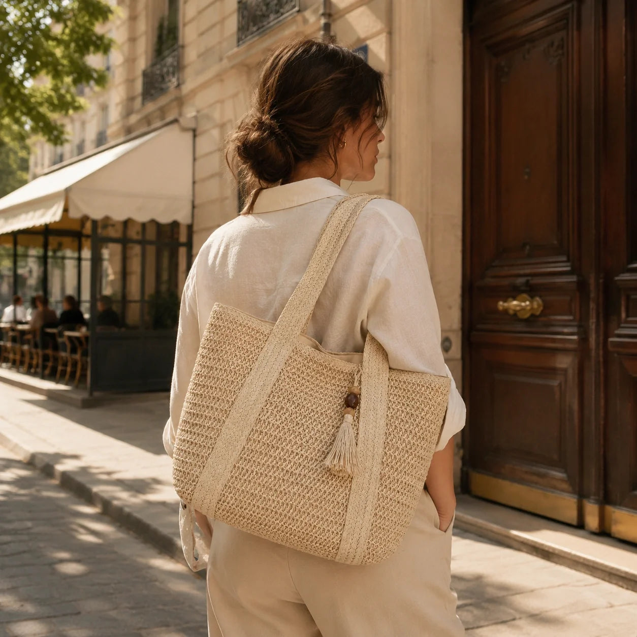 Raphia Tote Bag Urban Beige – Lifestyle-Aufnahme getragen