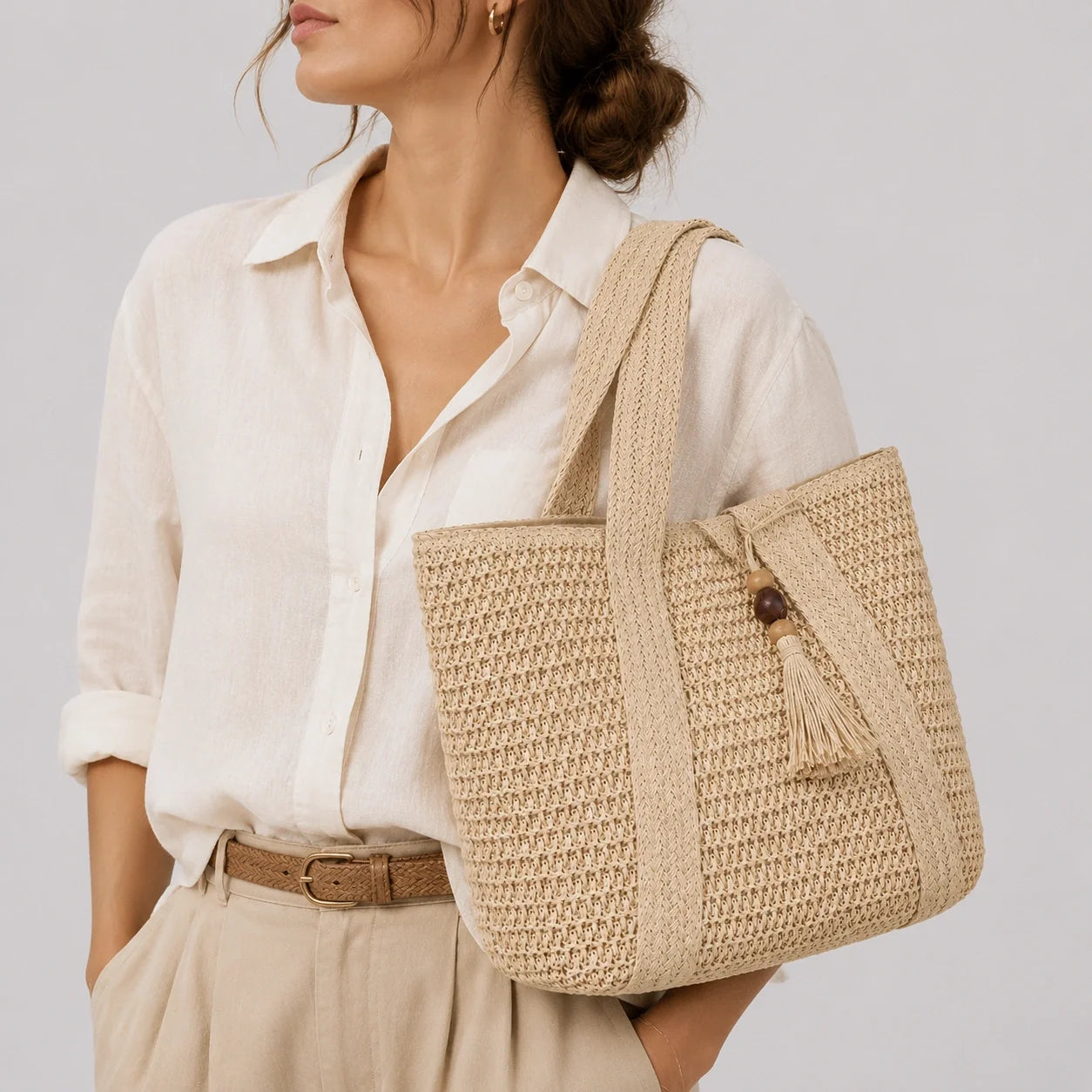 Raphia Tote Bag Urban Beige – Nahaufnahme am Model getragen