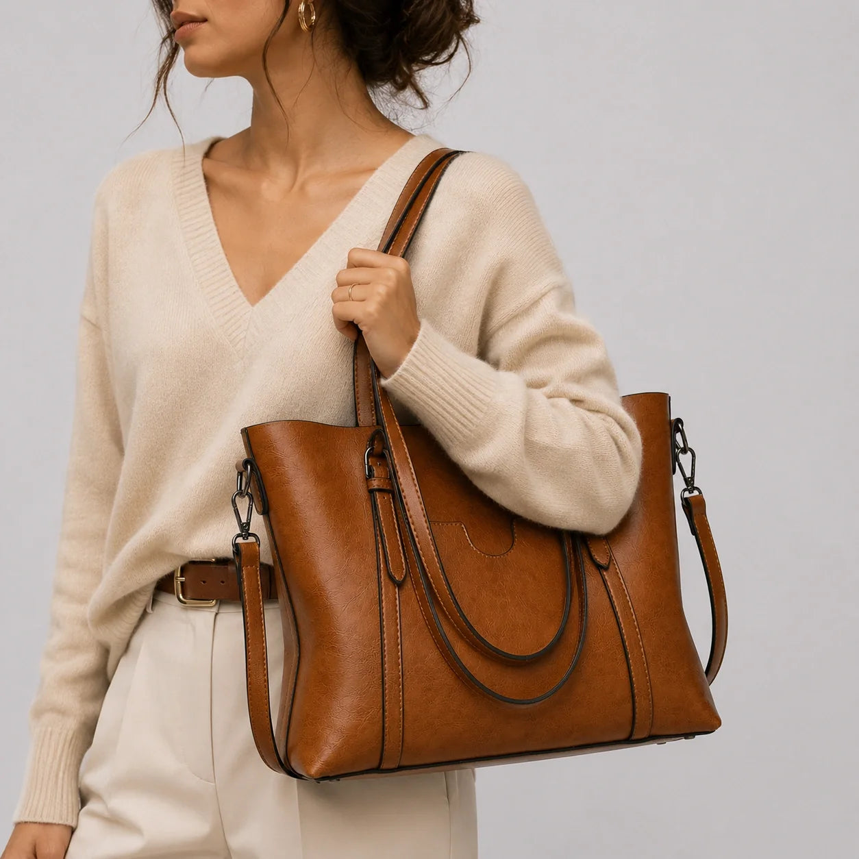 Zeitloser Shopper Cognac Vintage-Look – Nahaufnahme am Model getragen