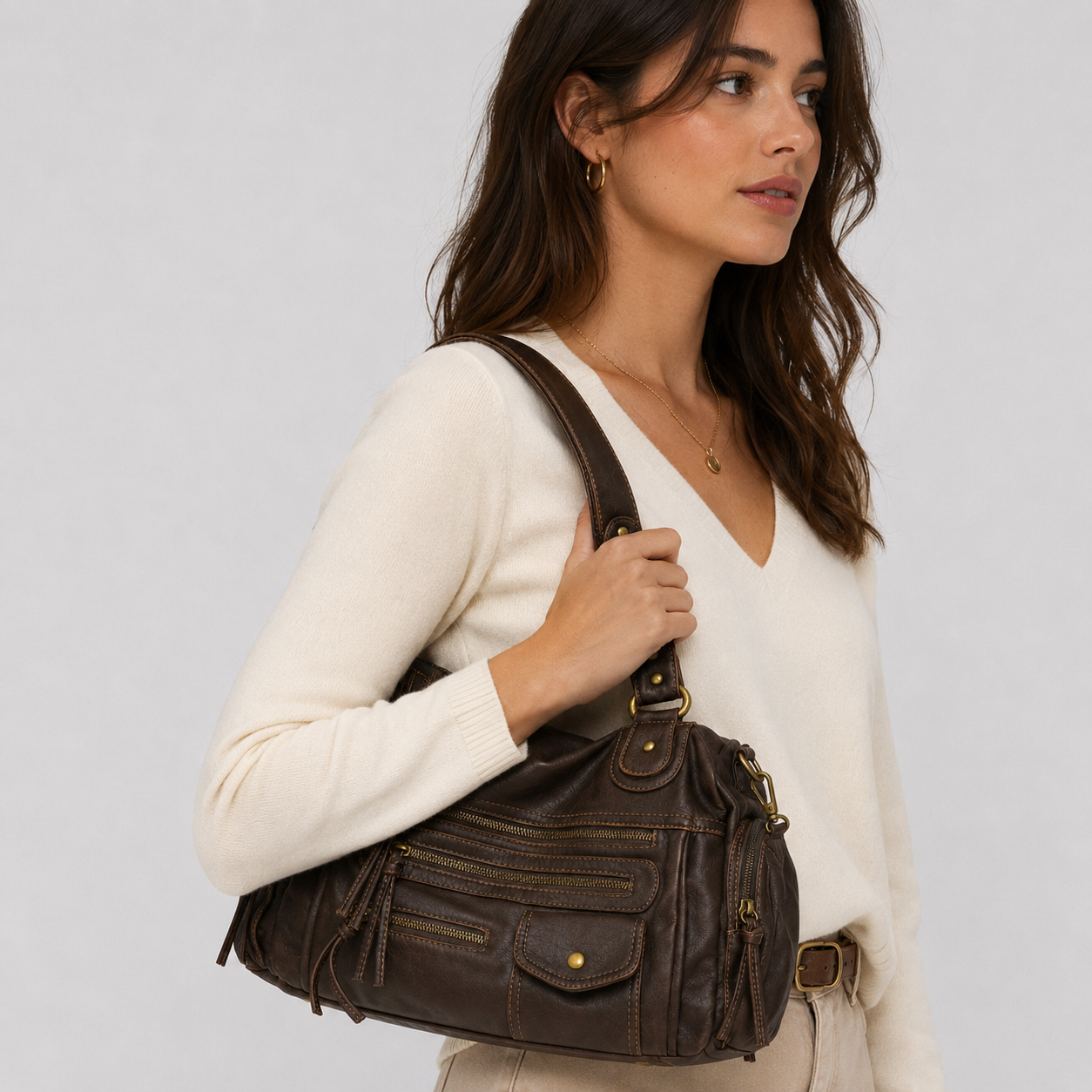 Biker Handtasche Vintage Schokobraun – Nahaufnahme am Model getragen
